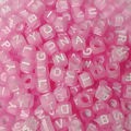 Miçanga Cubo 5mm - Rosa / Letra Branca - 24gr